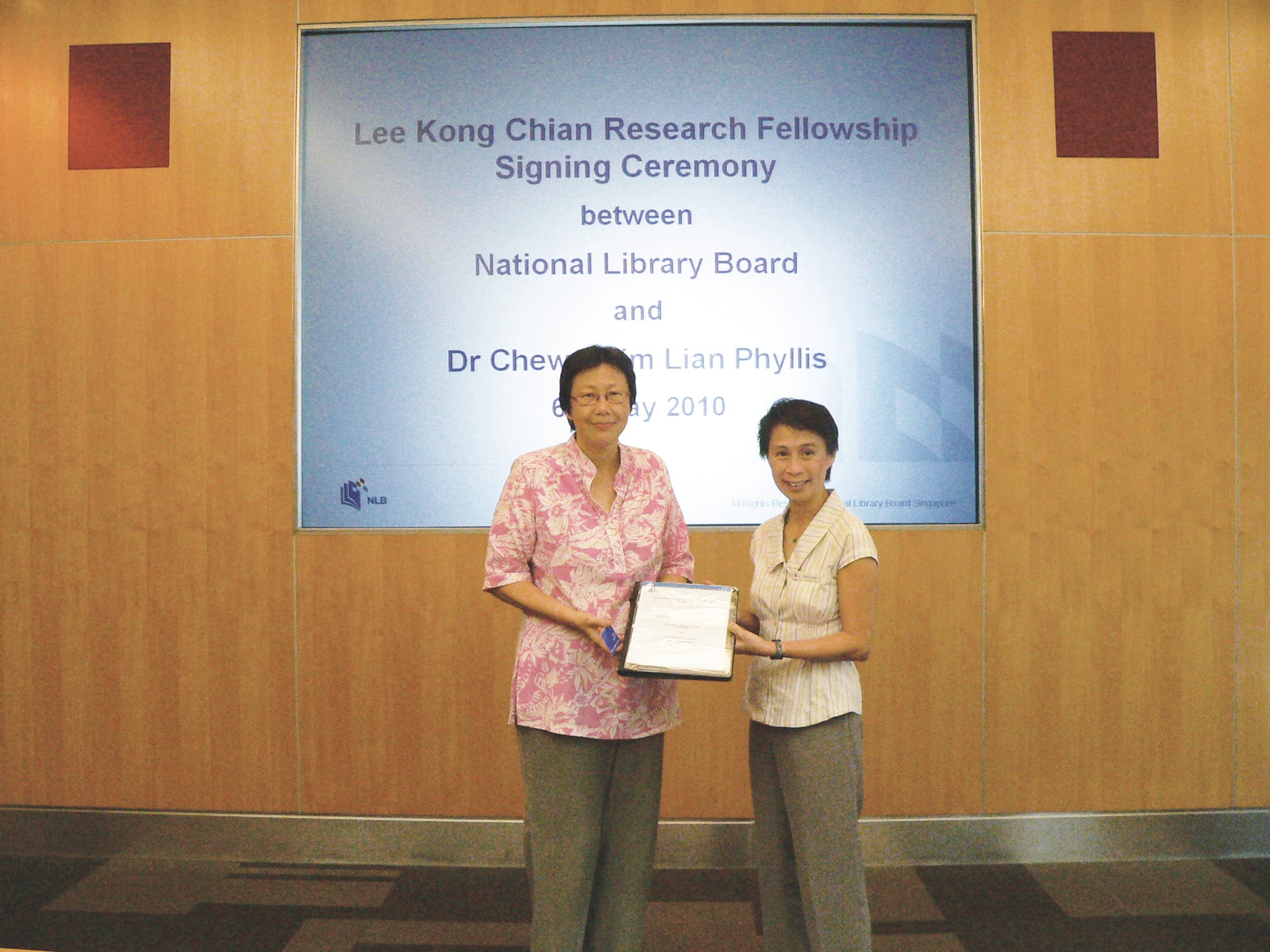 The author receiving the Lee Kong Chian Research Fellowship from Ngian Lek Choh, Director, National Library.